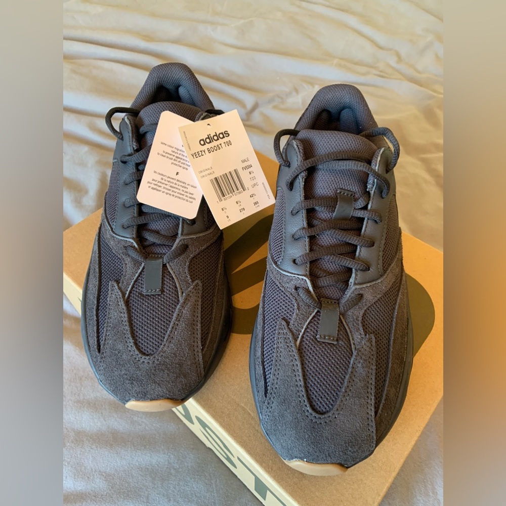 BRAND NEW YEEZY BOOST 700 - sz 9